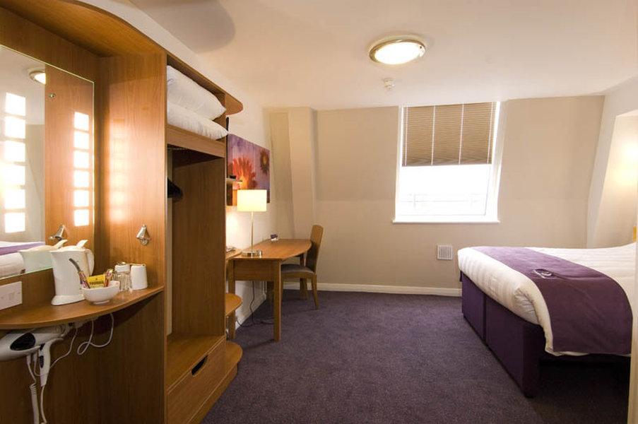 Premier Inn برنتوود المظهر الخارجي الصورة